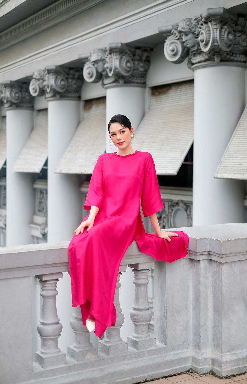 Linh Rin xinh đẹp mong manh với áo dài cổ điển