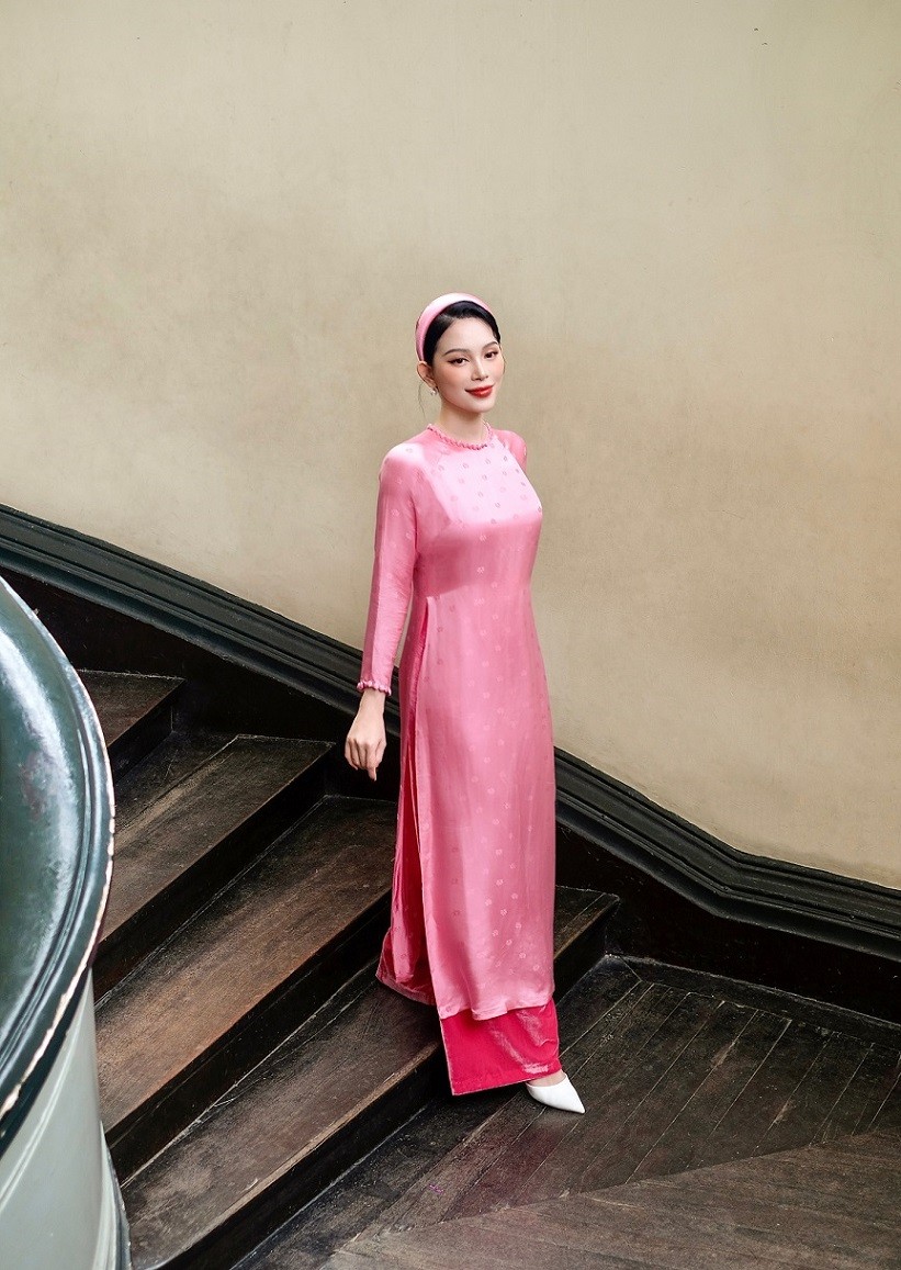 Linh Rin xinh đẹp mong manh với áo dài cổ điển