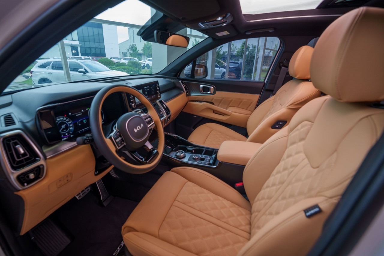 Cận cảnh, bảng giá Kia Sorento Hybrid HEV và PHEV ra mắt tại Việt Nam