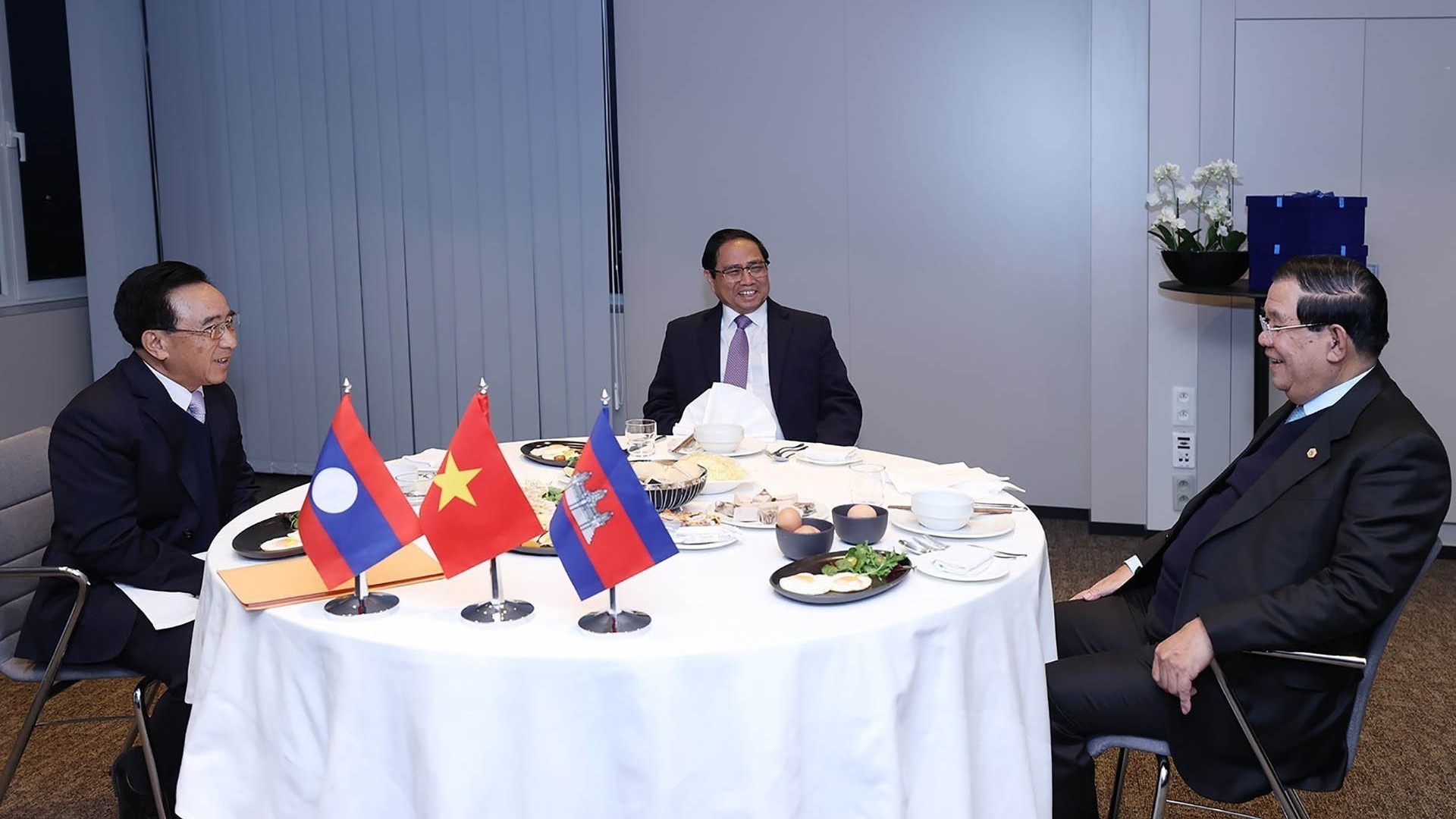 Thủ tướng Phạm Minh Chính làm việc với Thủ tướng Lào và Thủ tướng Campuchia nhân dịp dự Hội nghị cấp cao kỷ niệm 45 năm ASEAN-EU