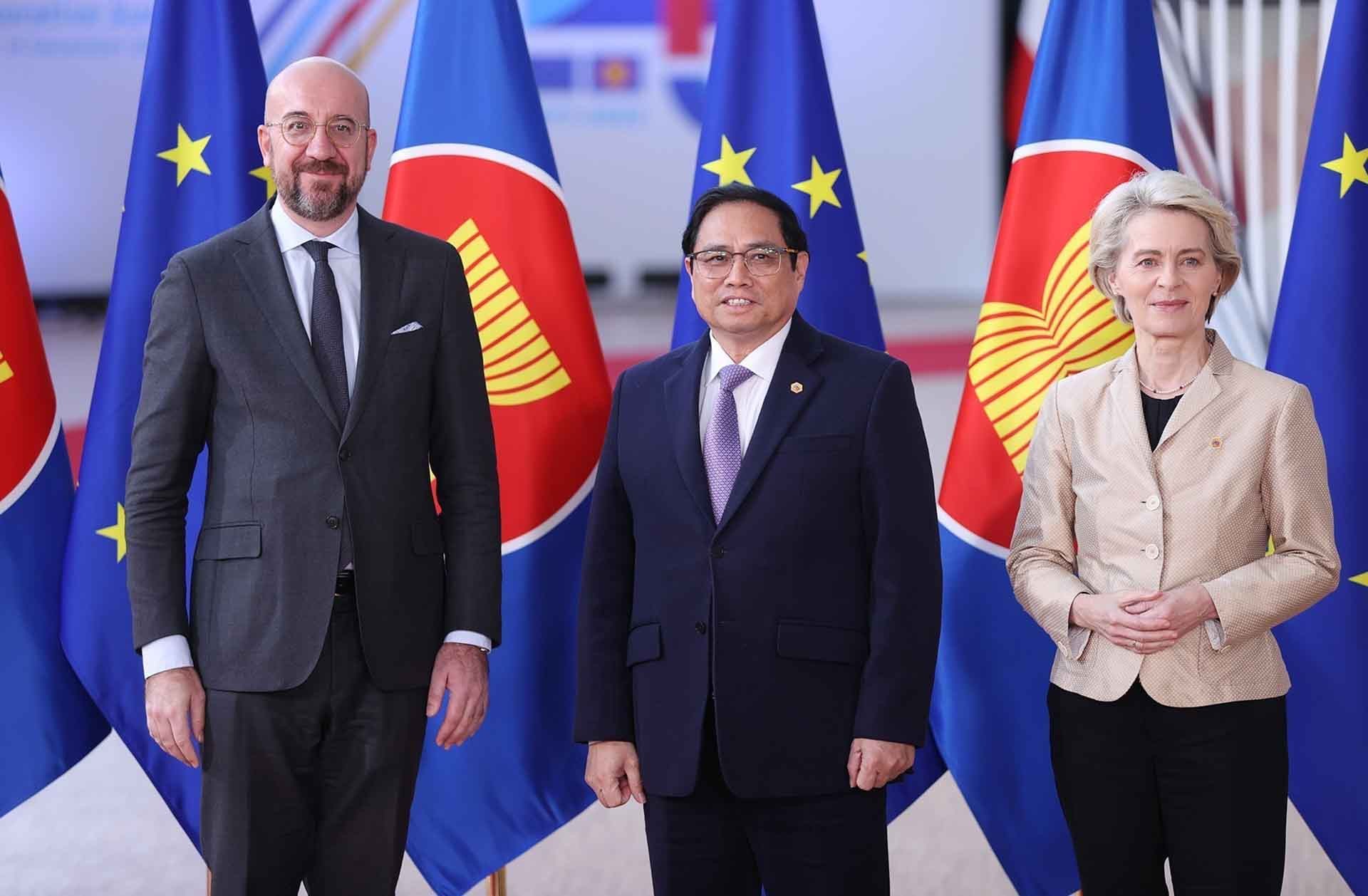 Chủ tịch Hội đồng châu Âu Charles Michel (trái) và Chủ tịch Ủy ban châu Âu Ursula Von der Leyen (phải) đón Thủ tướng Phạm Minh Chính. (Nguồn: TTXVN) Chủ tịch Hội đồng châu Âu Charles Michel (trái) và Chủ tịch Ủy ban châu Âu Ursula Von der Leyen (phải) đón Thủ tướng Phạm Minh Chính. (Nguồn: TTXVN)