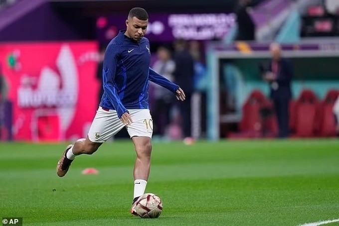 Trong khi đang thực hiện bài tập khởi động trước trận bán kết với Morocco, tiền đạo Kylian Mbappe đã thực hiện một cú sút chệch hướng khiến bóng bay thẳng về phía khán đài.