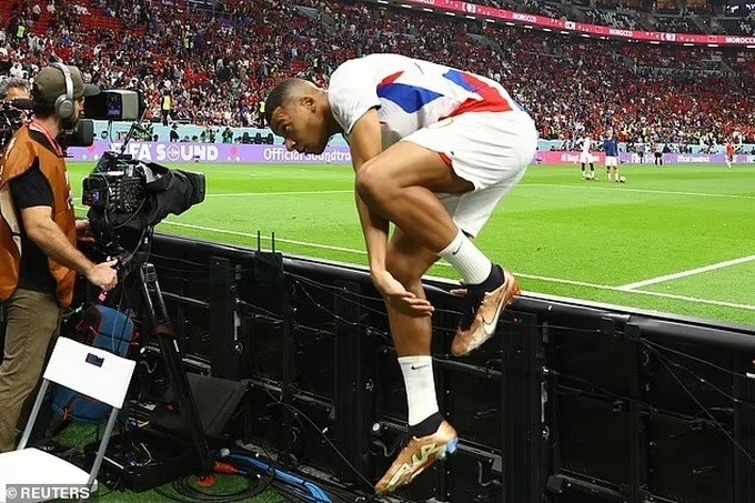 Kylian Mbappe khở đông, sút bóng trúng cổ động viên trên khán đài