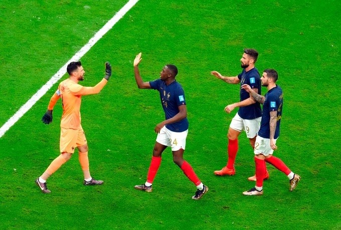 Kylian Mbappe khở đông, sút bóng trúng cổ động viên trên khán đài