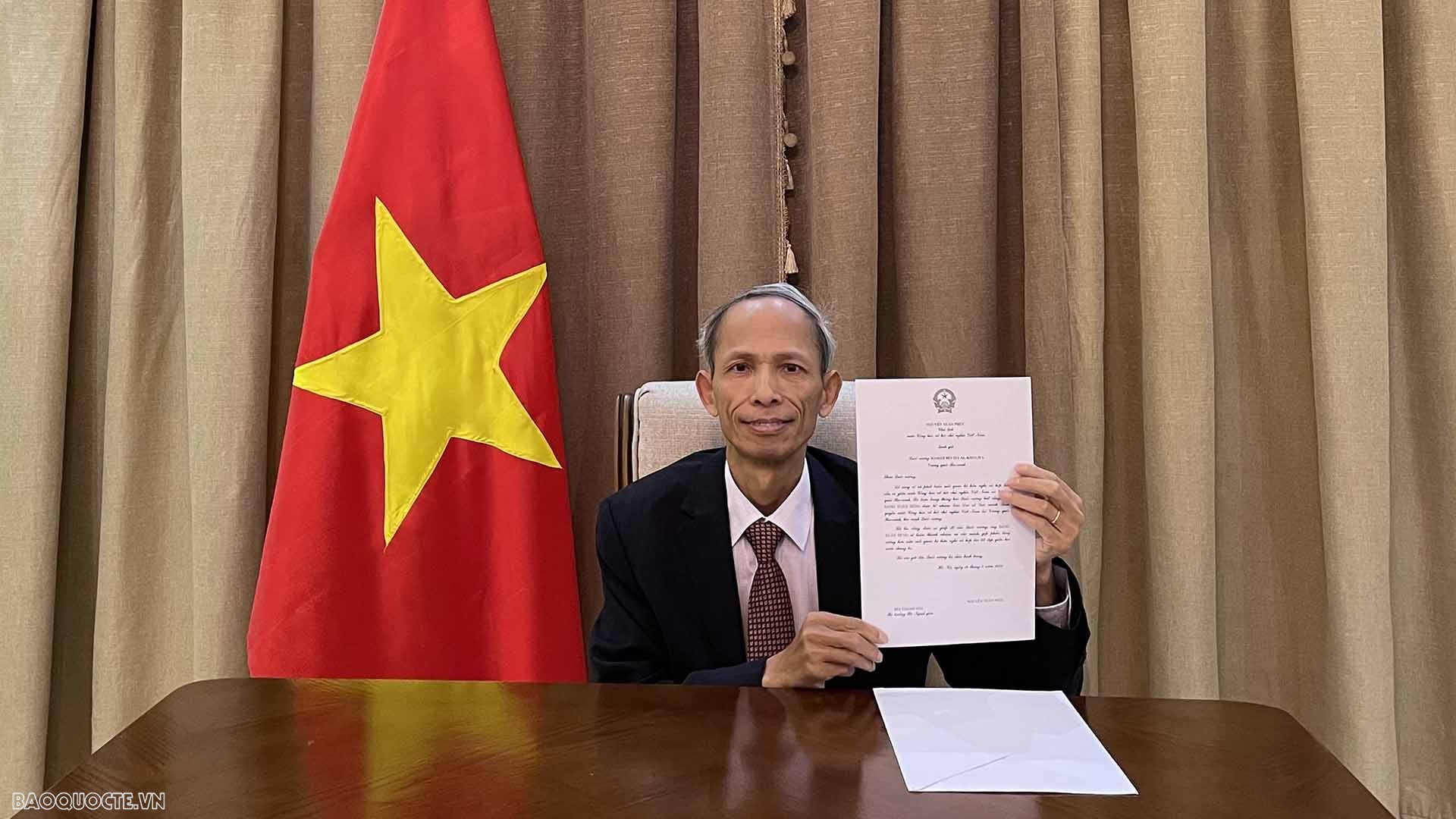 Đại sứ Đặng Xuân Dũng trình bản sao Thư ủy nhiệm lên Bộ trưởng Ngoại giao Bahrain