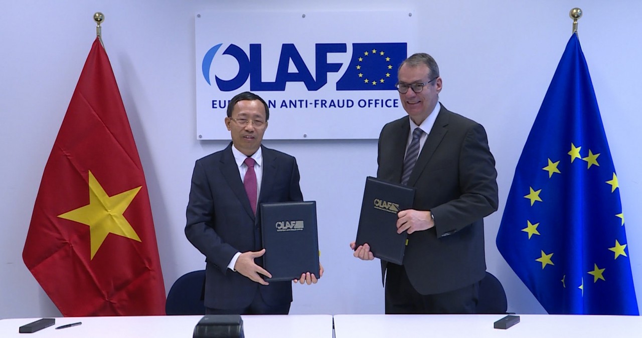 Tổng cục trưởng Tổng cục Hải quan Nguyễn Văn Cẩn và Chủ tịch OLAF Ville Itälä ký Thỏa thuận hợp tác hành chính trong lĩnh vực hải quan giữa Bộ Tài chính với OLAF, ngày 14/12, tại Bỉ. (Nguồn: Tổng cục Hải quan) Tổng cục trưởng Tổng cục Hải quan Nguyễn Văn Cẩn và Chủ tịch OLAF Ville Itälä ký Thỏa thuận hợp tác hành chính trong lĩnh vực hải quan giữa Bộ Tài chính với OLAF, ngày 14/12, tại Bỉ. (Nguồn: Tổng cục Hải quan)