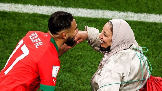 World Cup 2022: Hình ảnh xúc động khi những cầu thủ Morocco mừng trận thắng bên mẹ