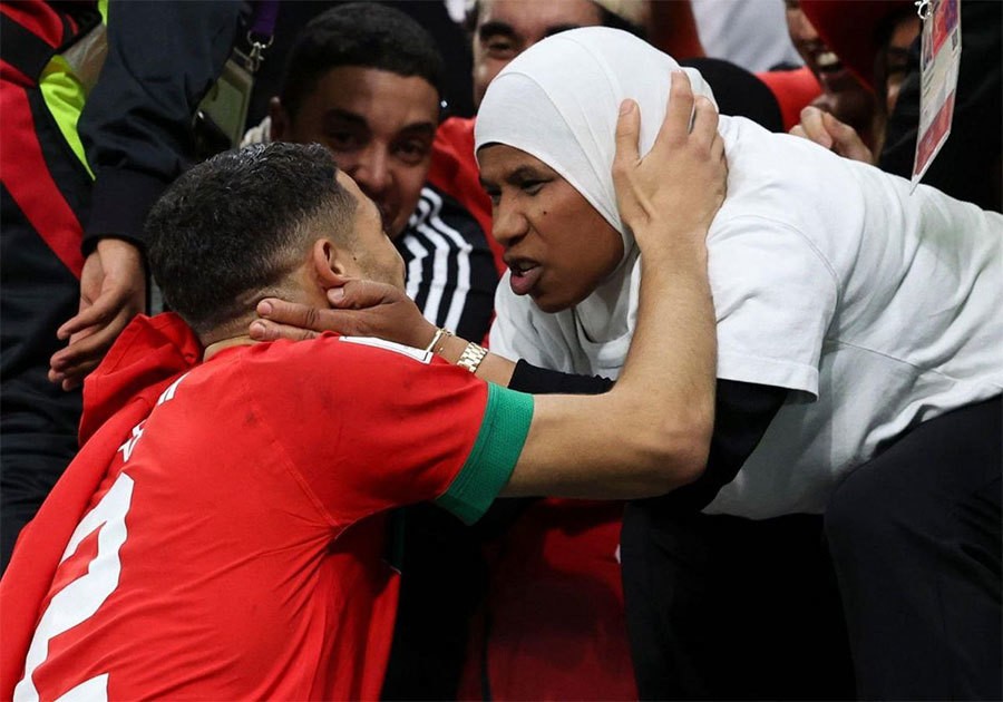World Cup 2022: Những hình ảnh xúc động khi những cầu thủ Morocco mừng trận thắng bên mẹ