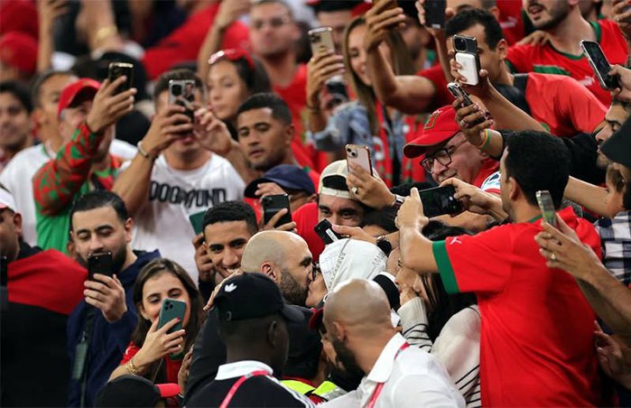 World Cup 2022: Những hình ảnh xúc động khi những cầu thủ Morocco mừng trận thắng bên mẹ
