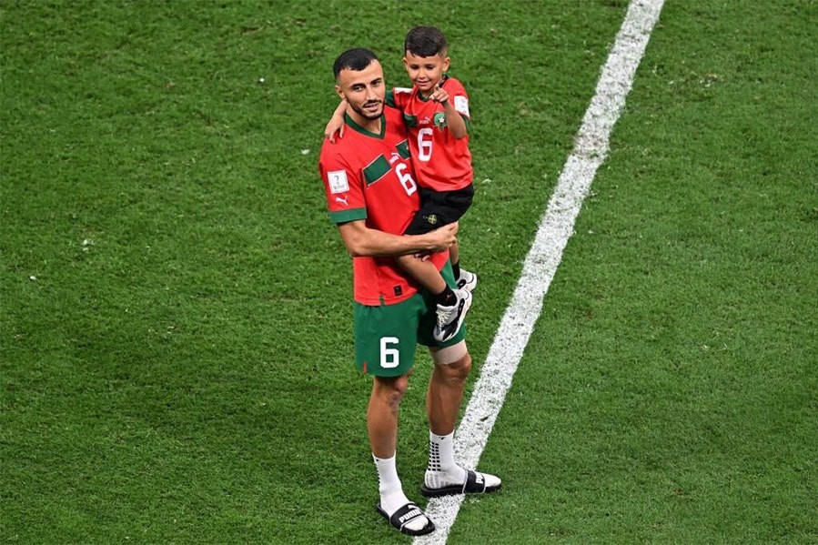 World Cup 2022: Những hình ảnh xúc động khi những cầu thủ Morocco mừng trận thắng bên mẹ