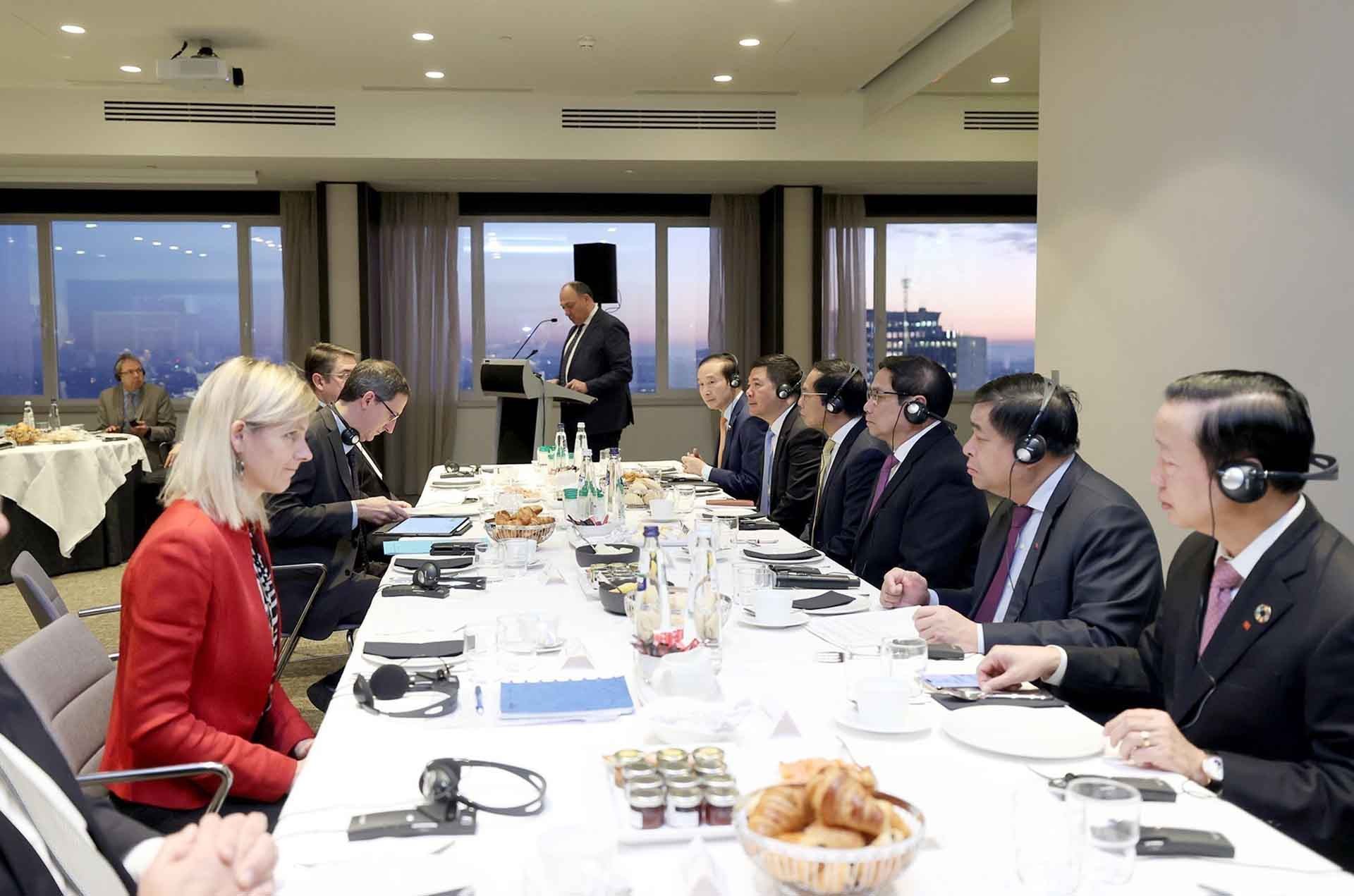 Thủ tướng Phạm Minh Chính ăn sáng và làm việc với Phó Thủ hiến Wallonie Borsus và các doanh nghiệp. (Nguồn: TTXVN)