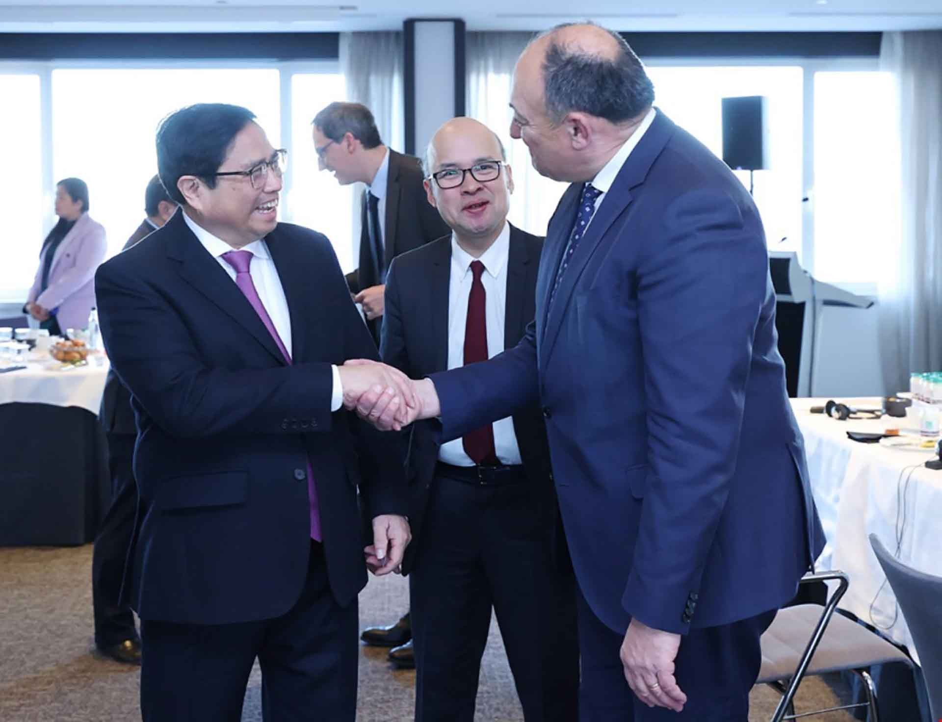 Thủ tướng Phạm Minh Chính trao đổi với Phó Thủ hiến Wallonie Borsus. (Nguồn: TTXVN)