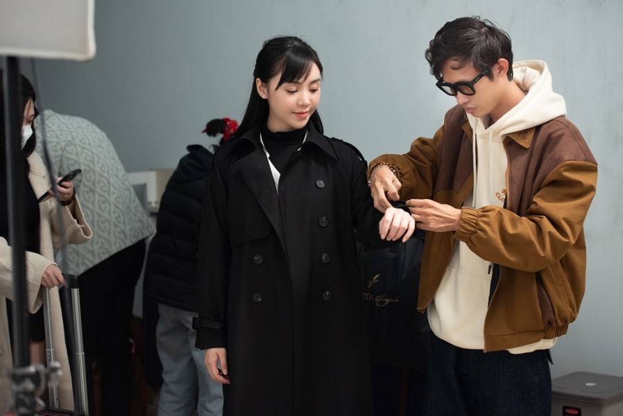 Mỗi buổi quay của Quỳnh Kool trong phim Đừng làm mẹ cáu có thể kéo dài từ sáng sớm đến khi trời tối. Chịu trách nhiệm chuẩn bị trang phục cho nữ diễn viên, stylist Khúc Mạnh Quân thường xuyên đồng hành cùng cô trong các buổi quay để sắp xếp, đưa ra từng bộ trang phục phù hợp với mỗi phân cảnh.