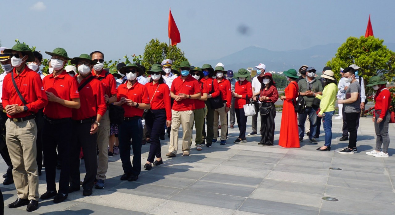 Đoàn công tác Petrovietnam tại lễ dâng hương các chiến sĩ Gạc Ma Đoàn công tác Petrovietnam tại lễ dâng hương các chiến sĩ Gạc Ma