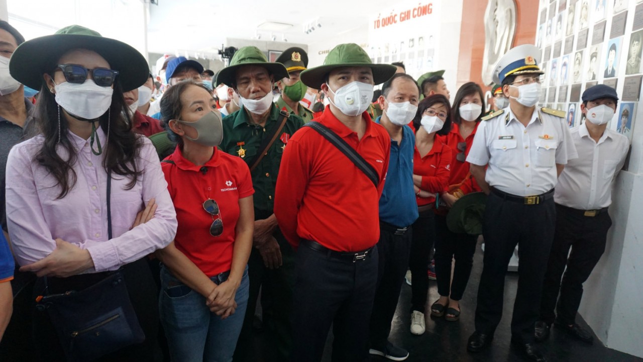 Các đại biểu tham quan tại Khu tưởng niệm các chiến sĩ Gạc Ma Các đại biểu tham quan tại Khu tưởng niệm các chiến sĩ Gạc Ma