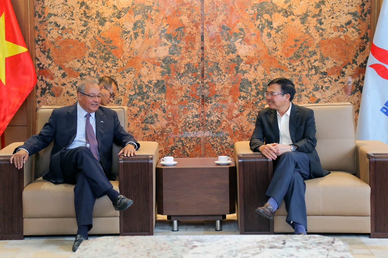 Chủ tịch HĐTV PetroVietnam Hoàng Quốc Vượng tiếp ông Bernerd Da Santos, Phó Chủ tịch Thường trực kiêm Giám đốc điều hành Tập đoàn AES. (Nguồn: PetroVietnam) Chủ tịch HĐTV PetroVietnam Hoàng Quốc Vượng tiếp ông Bernerd Da Santos, Phó Chủ tịch Thường trực kiêm Giám đốc điều hành Tập đoàn AES. (Nguồn: PetroVietnam)