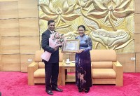 Trao kỷ niệm chương 'Vì hòa bình, hữu nghị giữa các dân tộc' tặng Đại sứ Sri Lanka tại Việt Nam
