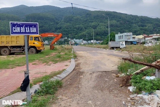 Một khu dân cư ngay TP Quy Nhơn được đầu tư hạ tầng kỹ thuật bài bản nhưng rất nhiều lô đất bỏ trống, trong khi người dân thì phải lấn chiếm đất trên núi để ở (Ảnh: Doãn Công). Một khu dân cư ngay TP Quy Nhơn được đầu tư hạ tầng kỹ thuật bài bản nhưng rất nhiều lô đất bỏ trống, trong khi người dân thì phải lấn chiếm đất trên núi để ở (Ảnh: Doãn Công).