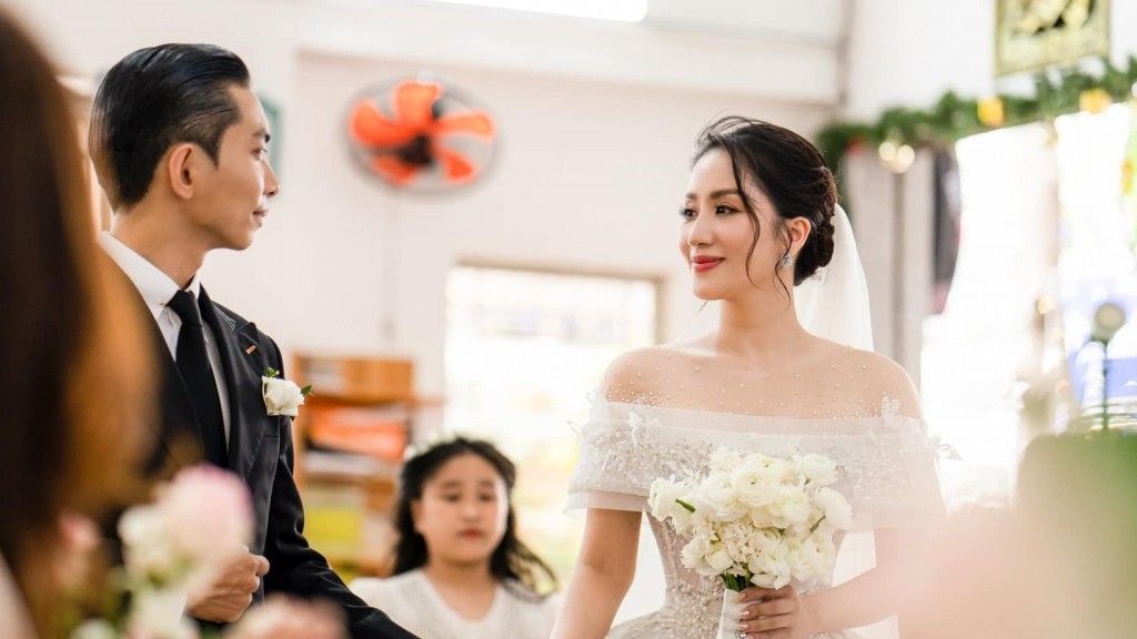 Cô dâu Khánh Thi rạng rỡ trong hôn lễ tại nhà thờ