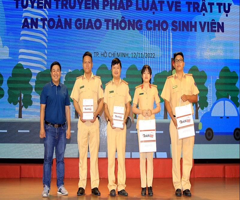 Tuyên truyền Pháp luật về ATGT cho sinh viên trường Đại học Hồng Bàng