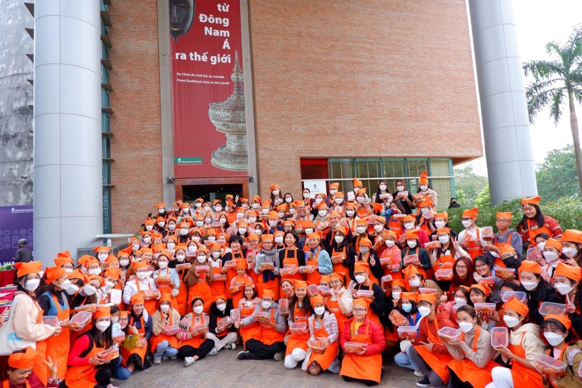 Đại sứ Hàn Quốc chụp ảnh cùng khách tham quan trải nghiệm muối kim chi.