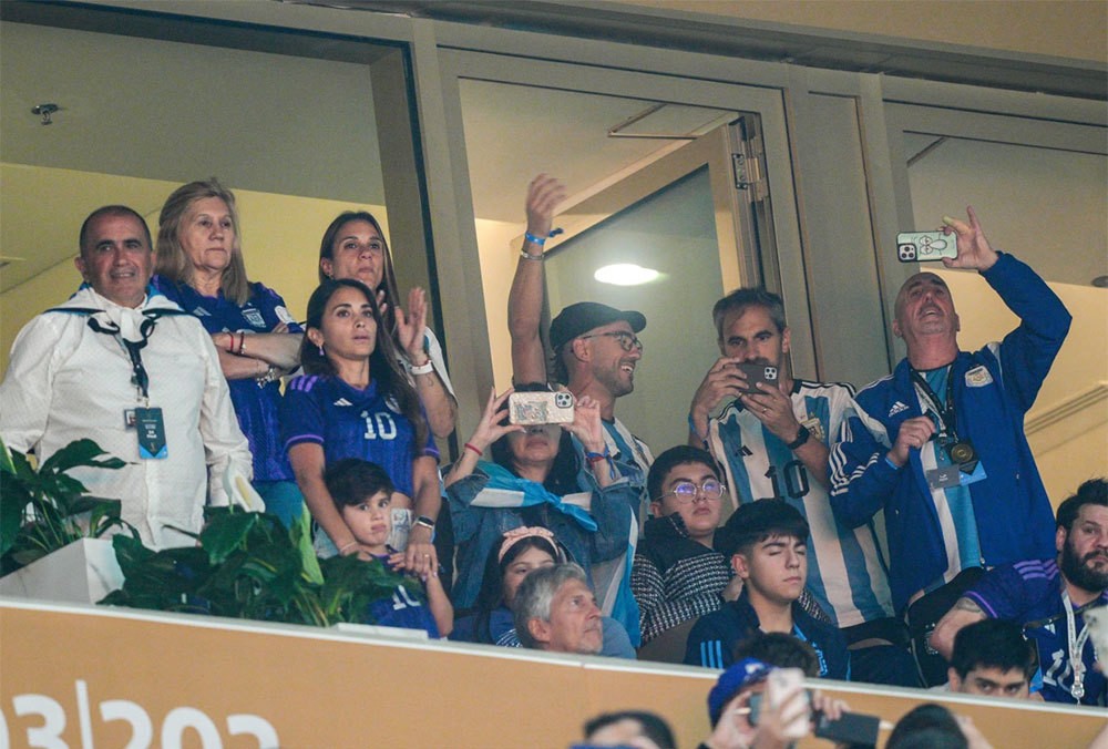 Lionel Messi chia sẻ niềm vui vô địch World Cup 2022 cùng đại gia đình