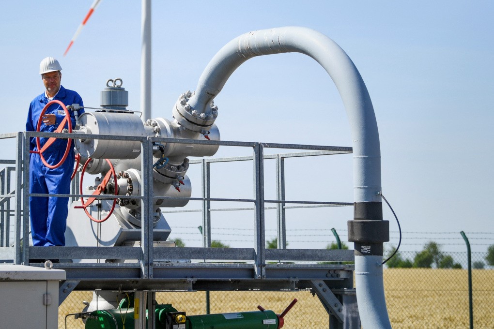 Bộ trưởng Kinh tế và Khí hậu Đức Robert Habeck thăm một cơ sở khí đốt tại Bad Lauchstaedt, Đức. (Nguồn: reuters)