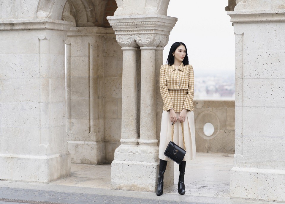 Trong dịp sang Budapest, Hungary, Linh Rin khoe street style với tính ứng dụng cao, tôn vẻ thanh tân.