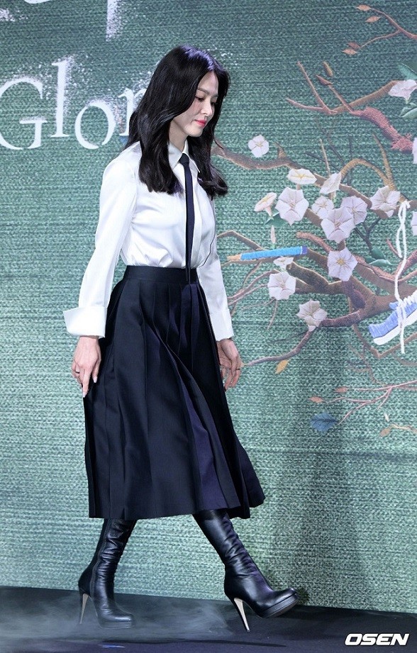 Dự ra mắt phim, Song Hye Kyo nhỏ nhắn, trẻ tựa nữ sinh