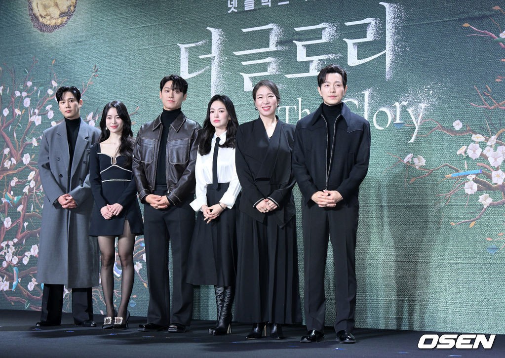 Dự ra mắt phim, Song Hye Kyo nhỏ nhắn, trẻ tựa nữ sinh