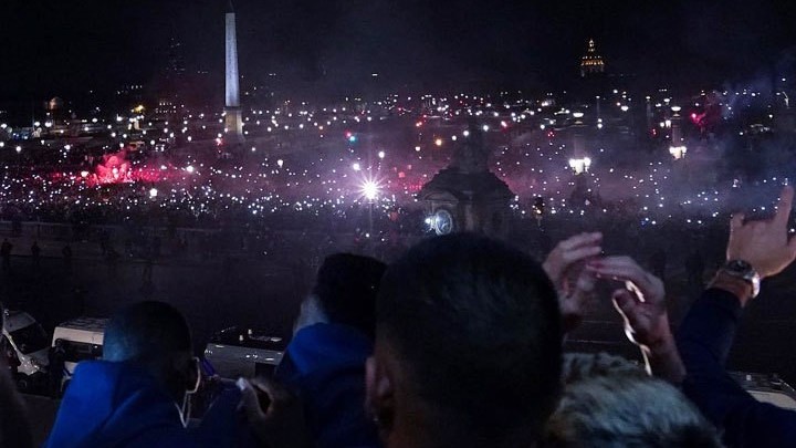 World Cup 2022: Xúc động hình ảnh cầu thủ đội tuyển Pháp được chào đón trong biển người hâm mộ, Mbappe kém vui