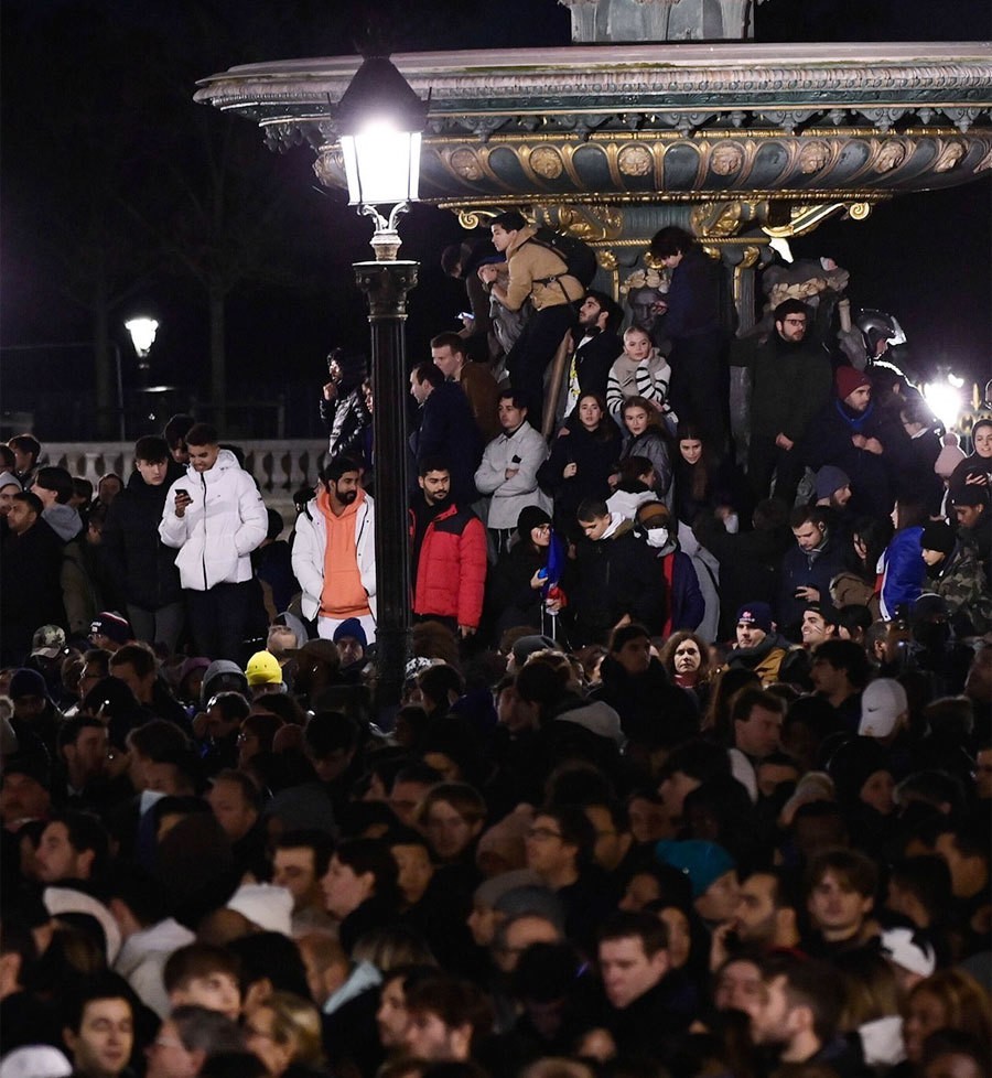 World Cup 2022: Hình ảnh xúc động về các cầu thủ đội tuyển Pháp được chào đón trong biển người hâm mộ