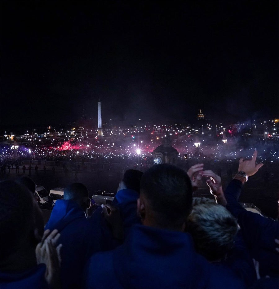 World Cup 2022: Hình ảnh xúc động về các cầu thủ đội tuyển Pháp được chào đón trong biển người hâm mộ