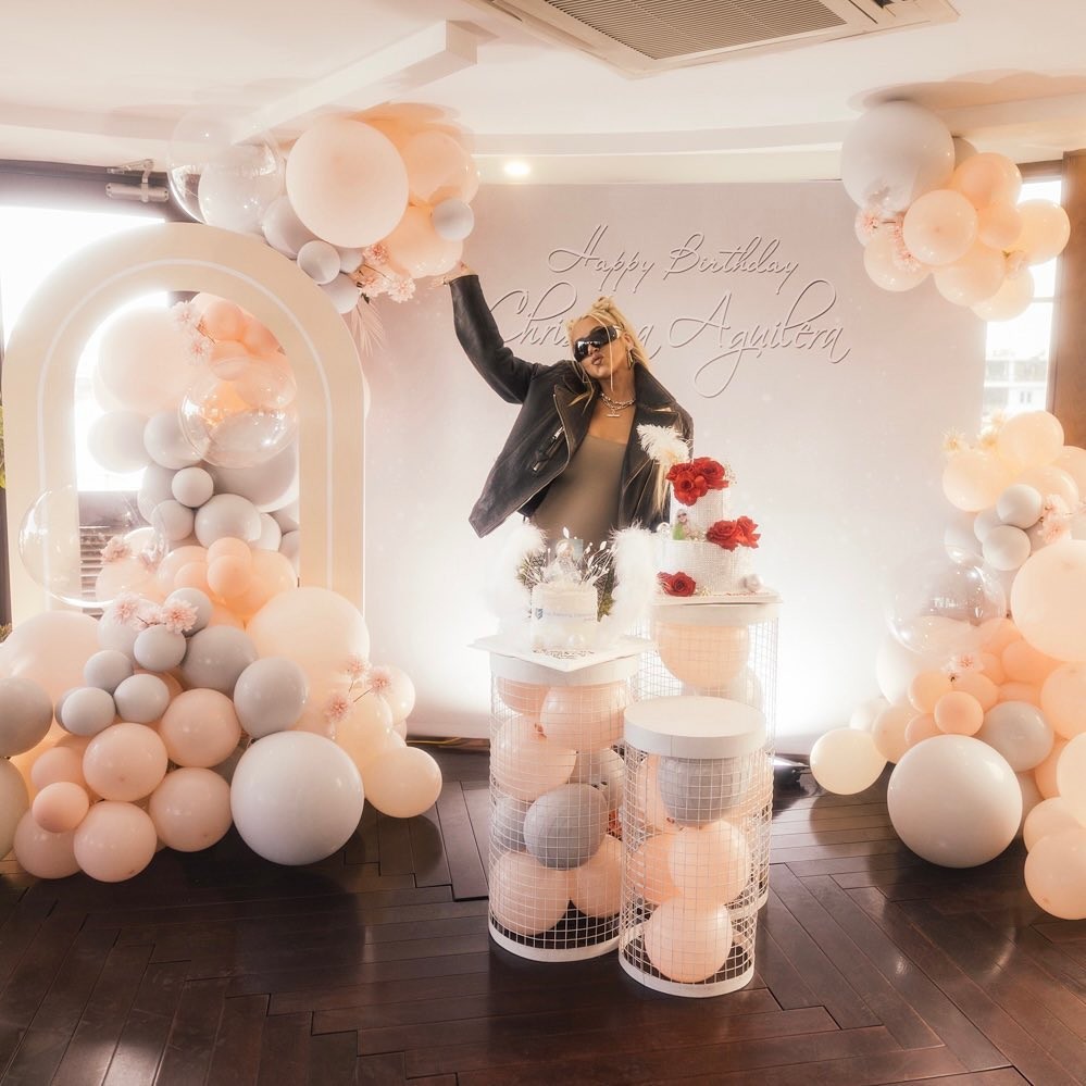 Nữ ca sĩ người Mỹ Christina Aguilera đón tuổi mới trên vịnh Hạ Long Nữ ca sĩ người Mỹ Christina Aguilera đón tuổi mới trên vịnh Hạ Long