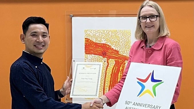 Họa sĩ Trần Văn Trung chiến thắng cuộc thi Thiết kế logo 50 năm quan hệ Australia-Vietnam