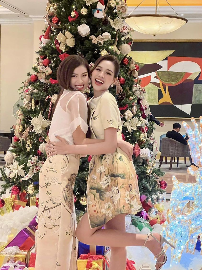 Sao Việt: Thanh Hằng lên đồ sang chảnh, Hoa hậu Đỗ Thị Hà đọ sắc cùng Ngọc Thảo Sao Việt: Thanh Hằng lên đồ sang chảnh, Hoa hậu Đỗ Thị Hà đọ sắc cùng Ngọc Thảo