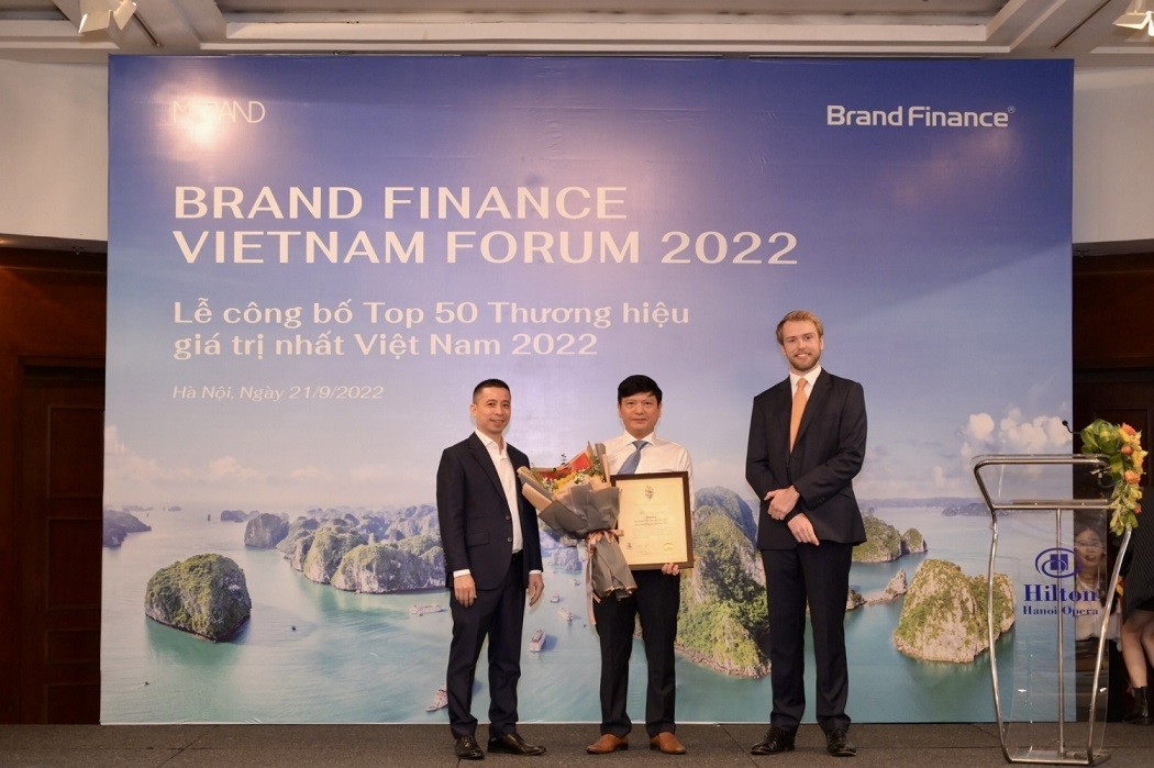 Ông Lê Anh Chiến - Phó Trưởng Ban TT&VHDN đại diện Petrovietnam nhận vinh danh Top 10 thương hiệu giá trị nhất Việt Nam Ông Lê Anh Chiến - Phó Trưởng Ban TT&VHDN đại diện Petrovietnam nhận vinh danh Top 10 thương hiệu giá trị nhất Việt Nam