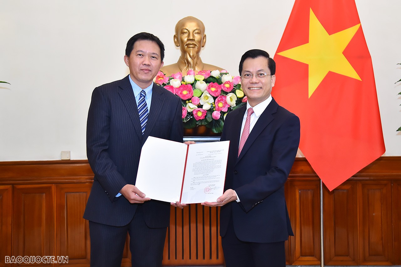 Tại buổi lễ, Thứ trưởng Ngoại giao Hà Kim Ngọc trao quyết định phân công ông Nguyễn Như Hiếu, Phó Cục trưởng phụ trách Cục Ngoại vụ, làm Quyền Cục trưởng Cục Ngoại vụ.