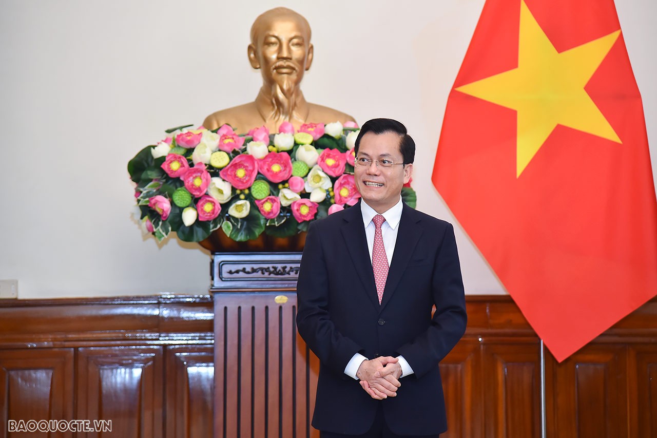 Phát biểu tại buổi lễ trao quyết định, Thứ trưởng Ngoại giao Hà Kim Ngọc chúc mừng các cán bộ được bổ nhiệm, điều động vào vị trí công tác mới; đồng thời khẳng định, đây là sự tin tưởng của Ban cán sự Đảng Bộ, Lãnh đạo Bộ đối với phẩm chất, năng lực của cán bộ nhận quyết định lần này.