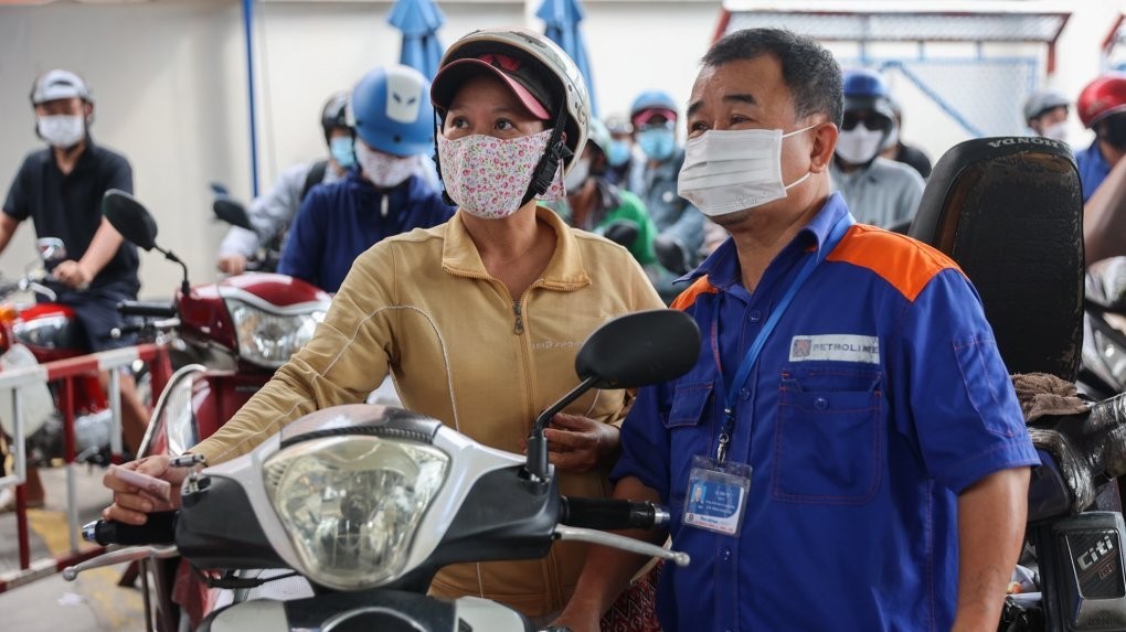 Giá xăng giảm về mức thấp nhất hơn 1 năm, chưa tới 20.000 đồng/lít