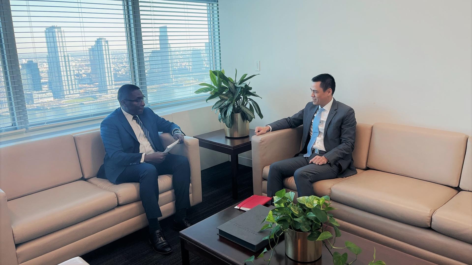 Đại sứ Đặng Hoàng Giang gặp Trợ lý Tổng thư ký LHQ, Cố vấn đặc biệt của Tổng thư ký về hành động khí hậu Selwin Hart.