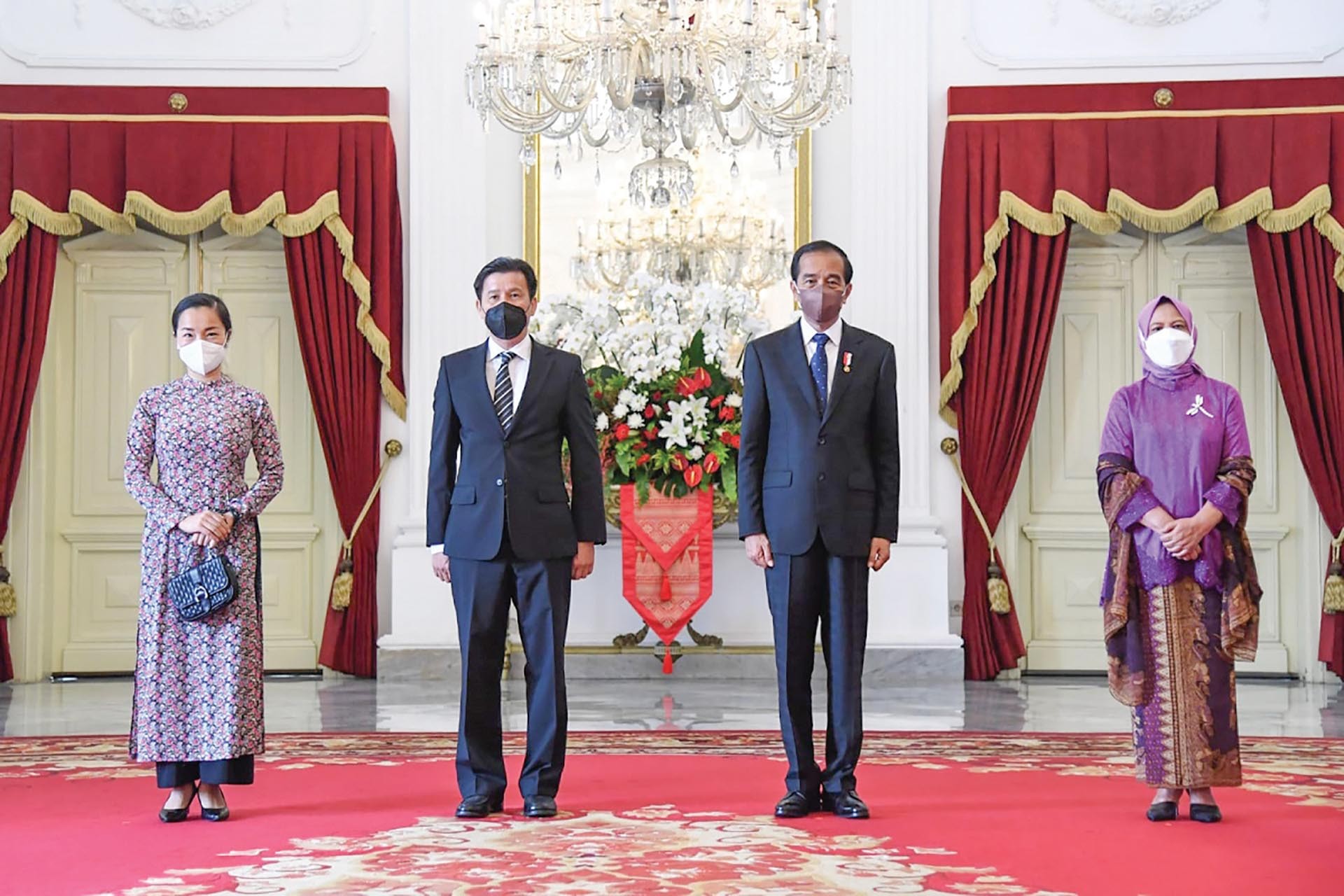 Đại sứ Tạ Văn Thông cùng phu nhân (trái) và Tổng thống Indonesia Joko Widodo cùng phu nhân.