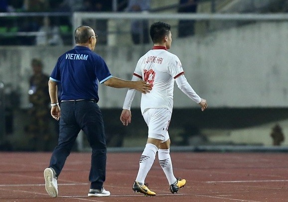 Quang Hải ra sân ở hiệp 1 trận Lào vs Việt Nam. (Nguồn: Zing)