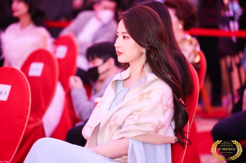 Liên hoan phim Macau: Lưu Diệc Phi đoạt giải; xinh đẹp, thướt tha trên thảm đỏ