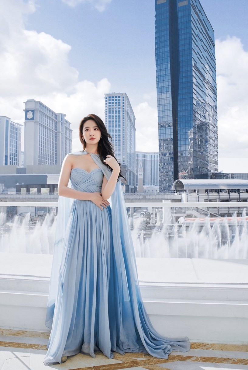 Liên hoan phim Macau: Lưu Diệc Phi đoạt giải; xinh đẹp, thướt tha trên thảm đỏ