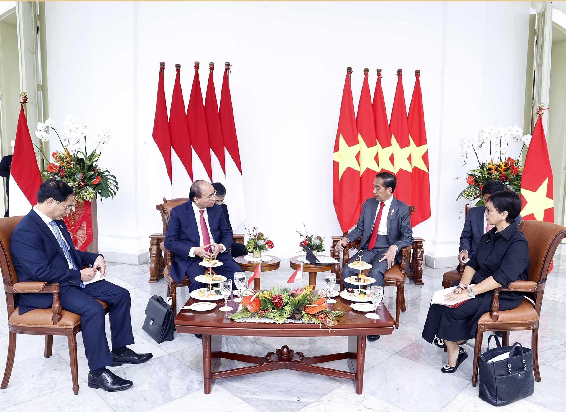 Chủ tịch nước Nguyễn Xuân Phúc gặp hẹp Tổng thống Indonesia Joko Widodo. (Nguồn: TTXVN)