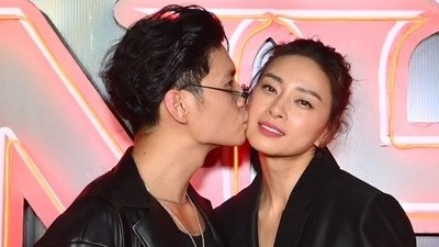 Ngô Thanh Vân và chồng trẻ tình tứ trên thảm đỏ