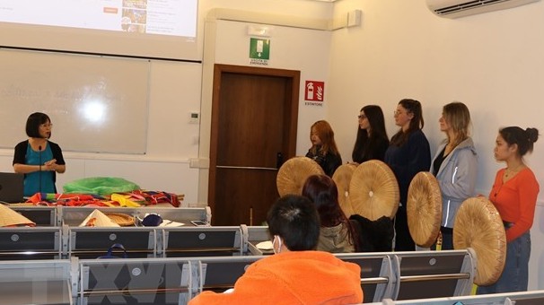 Sinh viên Italy học tiếng Việt qua văn hóa truyền thống Việt Nam