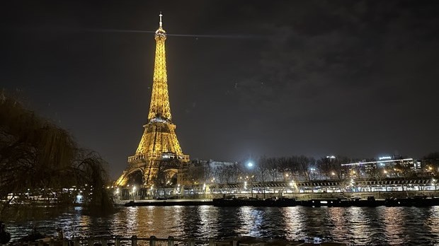 'Kinh đô ánh sáng' Paris đón Giáng sinh trong thời kỳ tiết kiệm năng lượng
