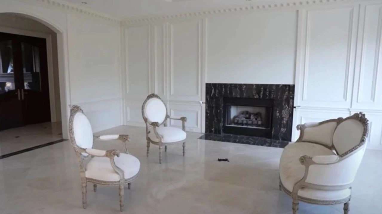 Siêu biệt thự phủ đầy bụi với những món đồ xa xỉ Chanel, Dior